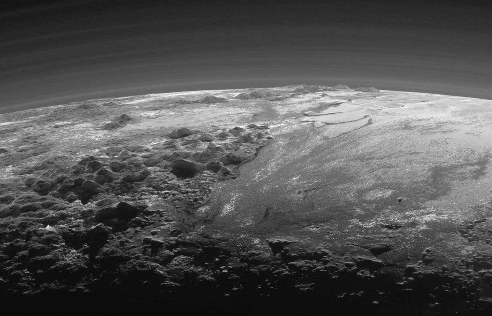 1680px-PIA19947-NH-Pluto-Norgay-Hillary-Mountains-20150714 Powierzchnia pluton