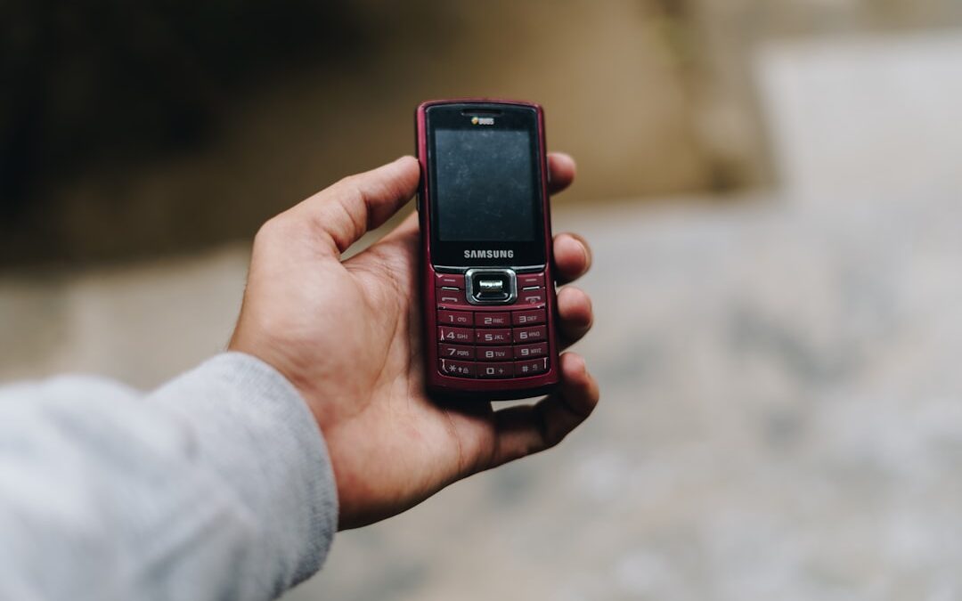 Beyond the Hype: The Smartphones Tech Experts Actually Carry in Their Pockets